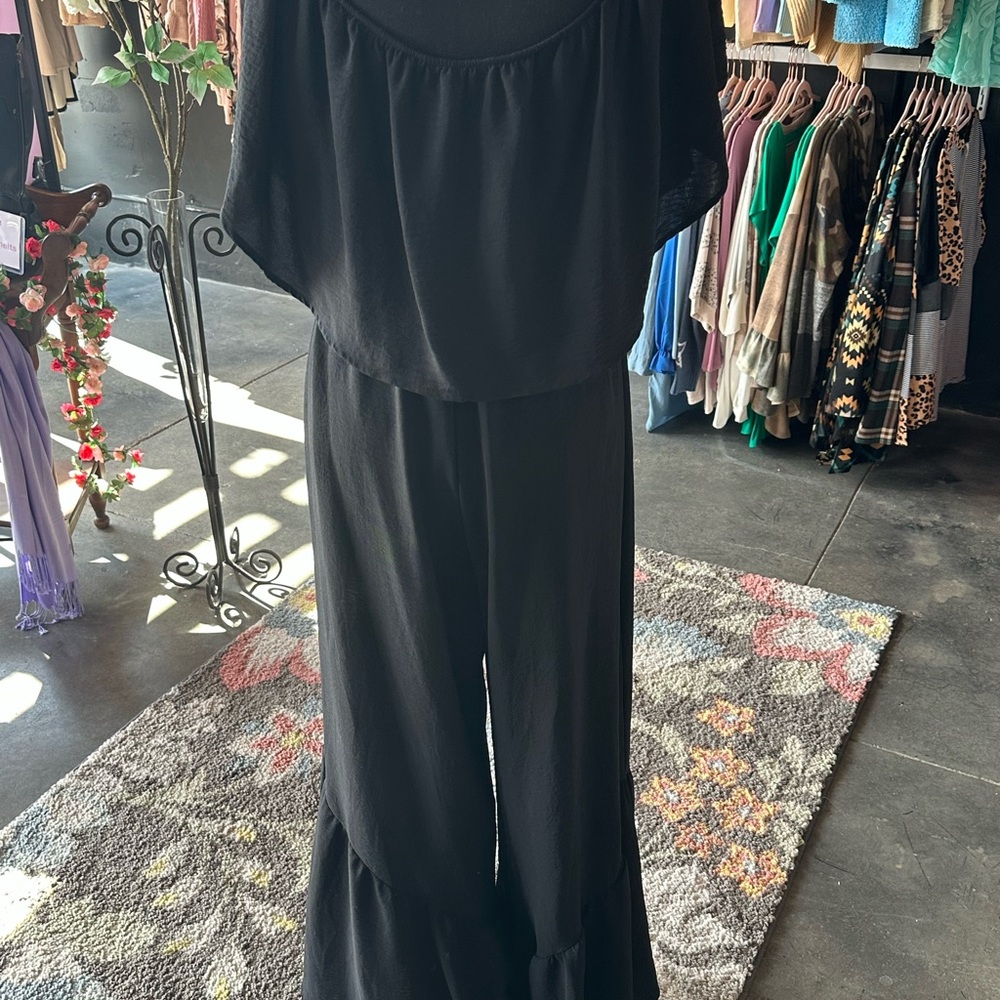 Chic Black Wide-Leg Jumpsuit with Flowing Silhouette